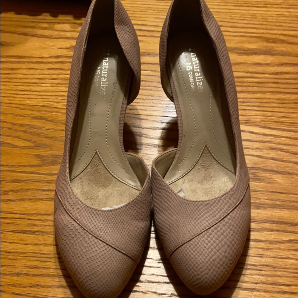 Naturalizer’s leather pumps